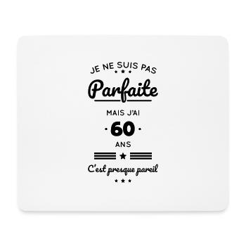 Anniversaire 60 ans - Pas parfaite mais 60 ans - Tapis de souris (format paysage) - blanc - Devant