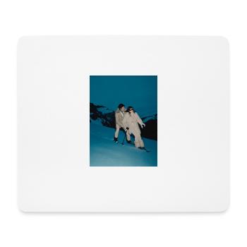 Couple de skieurs élégants dans un paysage enneigé - Tapis de souris (format paysage) - blanc - Devant