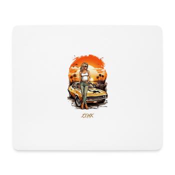 Frau vor einem Retro-Auto in der Sonne - Mousepad (Querformat) - Weiß - Vorne