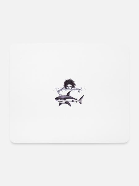Junge jagt einen Hai im Wasser - Mousepad (Querformat) - Weiß