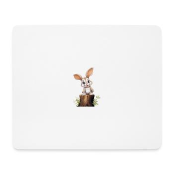 Lapin mignon assis sur un tronc d’arbre et souriant - Tapis de souris (format paysage) - blanc - Devant