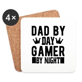 Dad By Day Gamer By Night - Lustiger Gamer Spruch - Untersetzer (4er-Set) - Weiß - Vorne