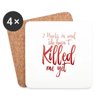2 Years In And She Hasn't Killed Me Yet 2 - Untersetzer (4er-Set) - Weiß - Vorne