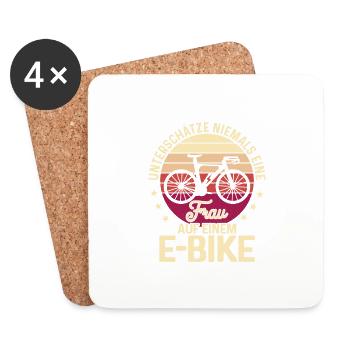 Unterschätze niemals eine Frau auf einem E-Bike Ak - Untersetzer (4er-Set) - Weiß - Vorne