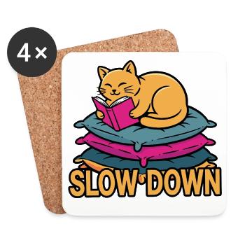 Kätzchen liest auf Kissen – Slow Down - Untersetzer (4er-Set) - Weiß - Vorne